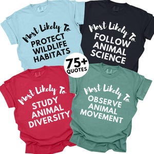 以下が含まれることがあります： 水色、赤、黒、黄緑の4色のTシャツ。各シャツには、動物科学と保全に関連するさまざまなフレーズが続く「Most Likely To」という白いグラフィックがあります。「75+ QUOTES」と書かれた円形のグラフィック。