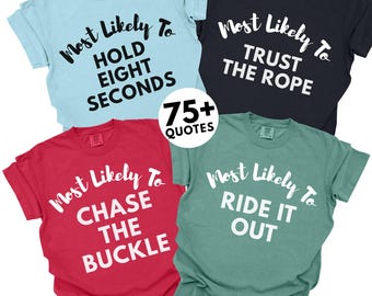 Puede incluir: Cuatro camisetas en azul claro, rojo, negro y verde claro, cada una con un diseño de texto blanco único. El texto de las camisetas dice: "Most Likely To Hold Eight Seconds", "Most Likely To Chase The Buckle", "Most Likely To Trust The Rope" y "Most Likely To Ride It Out".