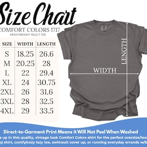 Puede incluir: Una camiseta gris Comfort Colors para adultos con una tabla de tallas. La tabla enumera tallas de la S a la 4XL, con medidas de ancho de 46,35 a 73,66 cm y largos de 67,56 a 85,09 cm. El texto "Size Chart" est&aacute; en la parte superior.