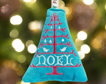 Weihnachtsdekoration, Baumschmuck aus türkisem Samt bestickt, versandfertig.