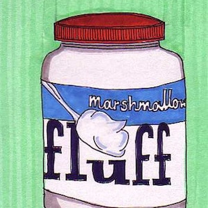 Puede incluir: Un tarro blanco con tapa roja y una etiqueta azul que dice "marshmallow fluff". El tarro está lleno de crema de malvavisco blanca y tiene una cuchara que sobresale.