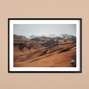 Stampa di paesaggi islandesi, paesaggi montani islandesi, stampa fotografica di montagne arancioni, montagne con cime innevate, stampe artistiche da parete.
