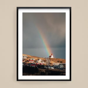 IJsland stad landschapsfotografie, surrealistische landschapsfotografie print, regenboogfotografie, kleine lettertjes kunst aan de muur