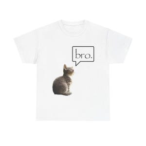Puede incluir: Camiseta blanca con un gatito gris mirando hacia arriba a una burbuja de diálogo con la palabra "bro." en negro. La camiseta está hecha de un material suave y es adecuada para ropa casual.