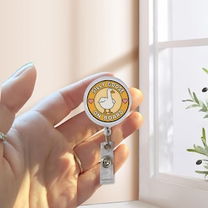 Bobine de badge Silly Goose On Board - Porte-carte d'identité rétractable drôle pour infirmière, enseignant, bureau - Jolie pince oie - Cadeau de remerciement pour un collègue