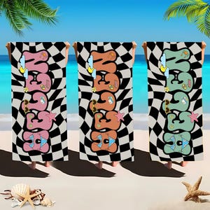 Toalla de playa personalizada y divertida: toalla retro veraniega con nombre para adolescentes y niños, toalla de piscina personalizada con letras onduladas y estampado de cuadros coloridos.