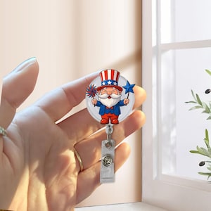 Bobine de badge gnome en acrylique, porte-carte d'identité du 4 juillet, clip pour porte-étiquette, badge rouge blanc bleu pour infirmières, enseignants, cadeau pour le personnel de bureau