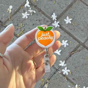 Bobine de badge Just Peachy, joli porte-carte d'identité pêche pour les infirmières, clip rétractable pour porte-nom, badge fruit pour les enseignants, cadeau d'accessoire d'été kawaii