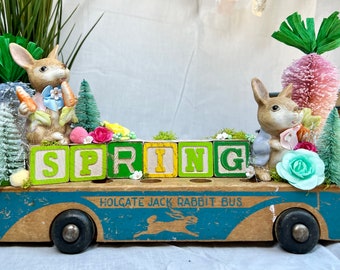 Autobús Vintage Spring Jack Rabbit con conejos de porcelana y bloques de madera