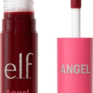 Puede incluir: Primer plano de un producto de brillo labial. El producto está en un frasco transparente con un líquido rojo oscuro y una tapa blanca. El texto "elf" y "Angel" está impreso en el frasco. Un tubo rosa con el texto "ANGEL" está al lado del frasco.