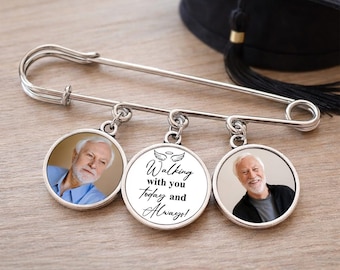 Personlig examensnål med fotoberlocker, examensvandring med dig idag, examensdagens minnesmärke, examensklänningsnål