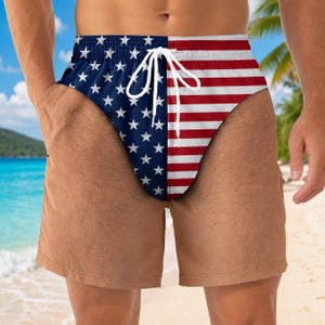 Può includere: Costume da bagno con un design diviso, caratterizzato da un campo blu con stelle bianche sul lato sinistro e strisce orizzontali rosse e bianche sul lato destro. La vita include una coulisse bianca annodata al centro davanti.