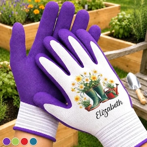 Puede incluir: Un par de guantes de jardinería con el dorso de color morado sólido y las palmas blancas. La palma blanca presenta un gráfico de narcisos amarillos en botas verdes y una regadera roja, con el nombre Elizabeth impreso en letra cursiva negra.