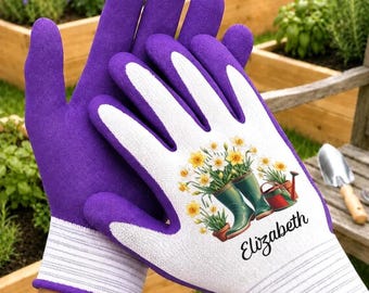 Op de afbeelding: Een paar tuinhandschoenen met effen paarse achterkanten en witte handpalmen. De witte handpalm is voorzien van een afbeelding van gele narcissen in groene laarzen en een rode gieter, met de naam Elizabeth in zwarte schrijfletters.