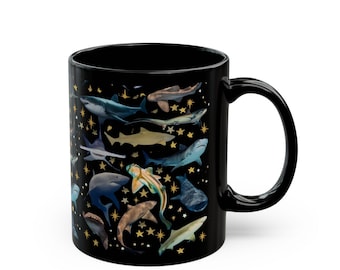 Mug noir Créatures de l'océan, Tasse à café unique avec requin et poisson, Vaisselle sur le thème de la vie marine, Cadeau pour les amoureux du monde marin, Décoration sous-marine