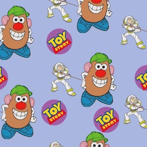 Op de afbeelding: Een paarse achtergrond met een herhalend patroon van meneer Aardappelhoofd, Buzz Lightyear en de woorden "Toy Story".