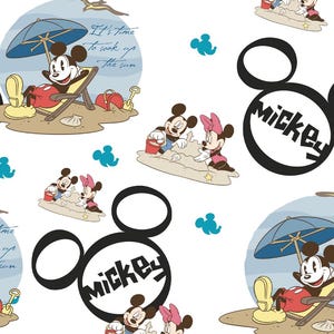 Op de afbeelding: Een herhalend patroon op een witte achtergrond met Mickey en Minnie Mouse op het strand. Mickey ontspant in een strandstoel onder een parasol. Het woord "Mickey" staat in een Mickey Mouse-hoofd.