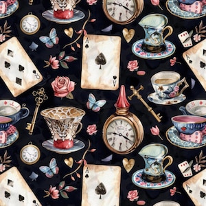 Puede incluir: Patrón repetitivo con naipes, tazas de té, mariposas, rosas y relojes de bolsillo sobre fondo negro. El diseño incluye el As de Picas, llaves y detalles en forma de corazón, creando una estética vintage.