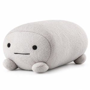 Pode incluir: Um brinquedo de pelúcia cilíndrico, macio e cinza-claro com uma textura felpuda. Apresenta dois pequenos olhos redondos bordados em preto e uma fina linha horizontal preta bordada como boca, com quatro pequenos pés arredondados.