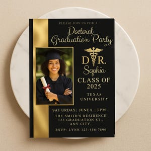 Peut inclure: Invitation de fête de remise de diplôme de doctorat noire et dorée. Comprend une photo d'une diplômée en toge et mortier, avec les détails de l'événement. Le texte "Doctoral Graduation Party" est inclus.