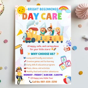 Puede incluir: Un folleto colorido para Bright Beginnings Day Care, con un tren amarillo con niños y el texto "DAY CARE". Incluye un sol, un arcoíris y texto que promueve un ambiente cariñoso y actividades creativas.