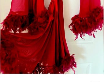 Preciosa bata de plumas de malla color burdeos
