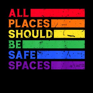 Puede incluir: Un diseño gráfico con el texto "All places should be safe spaces" en letras negras sobre un fondo arcoíris. El fondo está formado por seis franjas horizontales en los colores del arcoíris: rojo, naranja, amarillo, verde, azul y morado.