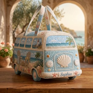 Puede incluir: Un bolso de tela acolchada con forma de furgoneta vintage, con una escena de playa con palmeras, sillas y un faro. La parte delantera muestra un gran emblema de concha y una matr&iacute;cula con el nombre Sophia, decorada con estrellas de mar.