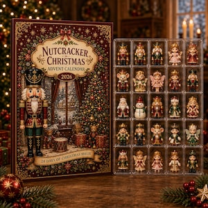 Puede incluir: Un calendario de Adviento Nutcracker Christmas 2026 con una caja decorativa que presenta una ilustración de un cascanueces y una bandeja de plástico transparente con veinticinco pequeñas figuras detalladas de temática navideña, incluyendo cascanueces, ángeles y animales.