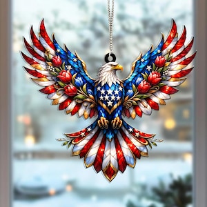Könnte beinhalten: Ein patriotischer Adler-Ornament mit ausgebreiteten Flügeln, mit einem Design aus roten und weißen Streifen, blauen Sternen und floralen Akzenten. Der Kopf des Adlers ist weiß mit einem gelben Schnabel. Eine silberne Kette ist zum Aufhängen befestigt.