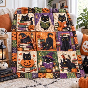 Op de afbeelding: Een fleece deken met een patchworkontwerp van zwarte katten in verschillende Halloween-thema scènes, waaronder katten die boeken lezen, heksenhoeden dragen en bij pompoenen zitten, tegen oranje, paarse en groene achtergronden.