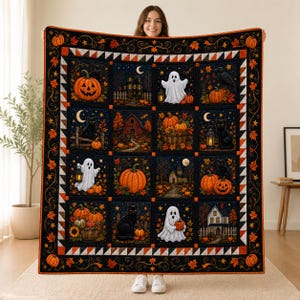 Può includere: Una trapunta quadrata a tema Halloween con una griglia di sedici pannelli raffiguranti fantasmi, gatti neri, zucche e case. Il bordo è decorato con foglie autunnali arancioni e nere e un motivo geometrico a triangoli arancioni e bianchi.