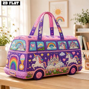 Puede incluir: Un bolso de tela acolchada con forma de autobús en tonos morados y rosas. El exterior presenta unicornios, castillos, arcoíris, corazones y estrellas bordados. La matrícula dice DREAM BUS. Tiene dos asas superiores y una base rectangular.