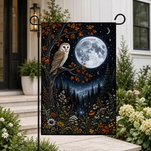 Puede incluir: Una bandera de jardín rectangular que muestra una lechuza posada en la rama de un árbol bajo una gran luna llena. La escena incluye un cielo nocturno estrellado, un denso bosque de pinos y un primer plano lleno de flores silvestres.