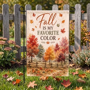Peut inclure: Un drapeau de jardin rectangulaire sur fond crème avec le texte Fall IS MY FAVORITE COLOR en brun foncé. Le motif présente un paysage à l'aquarelle d'arbres d'automne dans des tons de rouge, orange et jaune derrière une clôture en bois.