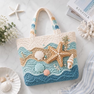 Pode incluir: Uma bolsa de crochê com um padrão de ondas em camadas em tons de creme, azul claro e azul escuro. A bolsa é decorada com uma grande estrela-do-mar bege, várias conchas, pequenas pérolas brancas e azuis e delicados detalhes que lembram corais.