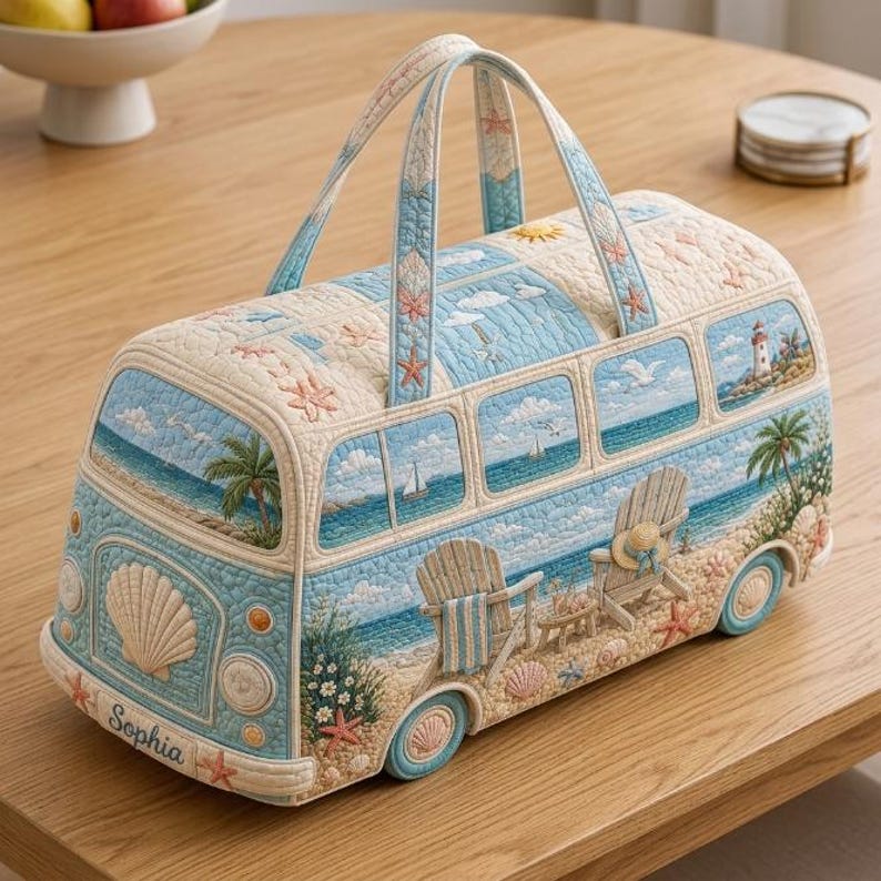 Puede incluir: Un bolso de tela acolchada con forma de furgoneta vintage, que muestra una escena de playa con palmeras, sillas y un faro. El exterior en azul claro y crema presenta el nombre Sophia en el parachoques delantero, decorado con estrellas de mar.