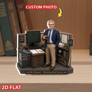Può includere: Una statuina piatta 2D di un insegnante di matematica in pensione alla sua scrivania. La statuina include un computer, libri e una lavagna con equazioni. Il testo "Mr. Daniel - Retiring Math Teacher" è alla base.