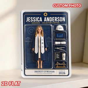 Op de afbeelding: Een actiefiguur op maat van Jessica Anderson, een ingenieur, in een collector's edition verpakking. De figuur draagt een toga en bevat miniatuur technische gereedschappen en een helm. De verpakking bevat de tekst "University of Michigan, Class of 2026."