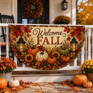 Puede incluir: Una pancarta decorativa semicircular con el texto Welcome FALL en fuente script y serif. El diseño muestra un patrón estilo mosaico de hojas de otoño naranjas y rojas, girasoles, piñas, dos linternas encendidas y varias calabazas.