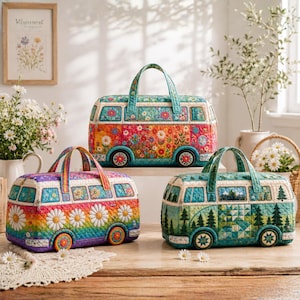 Puede incluir: Tres bolsos acolchados con forma de furgonetas camper vintage. El bolso superior presenta un colorido estampado floral. El inferior izquierdo tiene un degradado de arcoíris con margaritas blancas. El inferior derecho muestra un paisaje forestal.