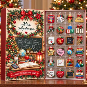 Op de afbeelding: Een Mrs. Anderson adventskalender 2026 met een klaslokaalscène, schoolbord, boeken en wereldbol. De open zijde toont vierentwintig wiskundige miniatuurornamenten, waaronder een rekenmachine, een appel, een telraam en geometrische vormen.