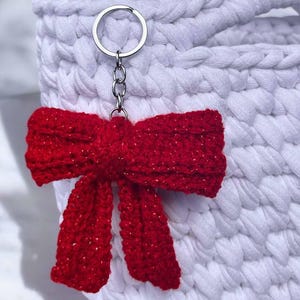 Llavero de lazo de crochet hecho a mano – Idea de regalo ecológica – Bonito colgante para bolso – 5 colores disponibles
