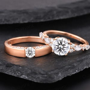 2pcs Delicate Round Moissanite Couples Ring Set His and Her Wedding Band Solid Gold Diamond Men&#39;s Wedding Ring Moissanite Jewelry for Couple