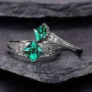 Emerald Engraved Flower Ring Set Black Gold Couple Ring Men&#39;s Emerald Wedding Band Princess Emerald Engagement Ring Set Gifts for Girlfriend