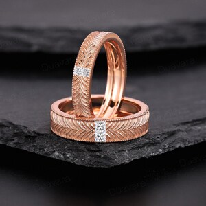 2pcs Princess Cut Moissanite Couple Ring Set Art Deco Engraved Diamond Couple Wedding Band 14k Gold Men&#39;s Wedding Band His and Hers Ring Set