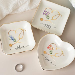 Personalisierte Krankenschwester Geschenk Schmuckschale Stethoskop Geburt Blume Ringhalter, Krankenpflege Studenten Abschlussgeschenk, RN Pinning Zeremonie Keramiktablett