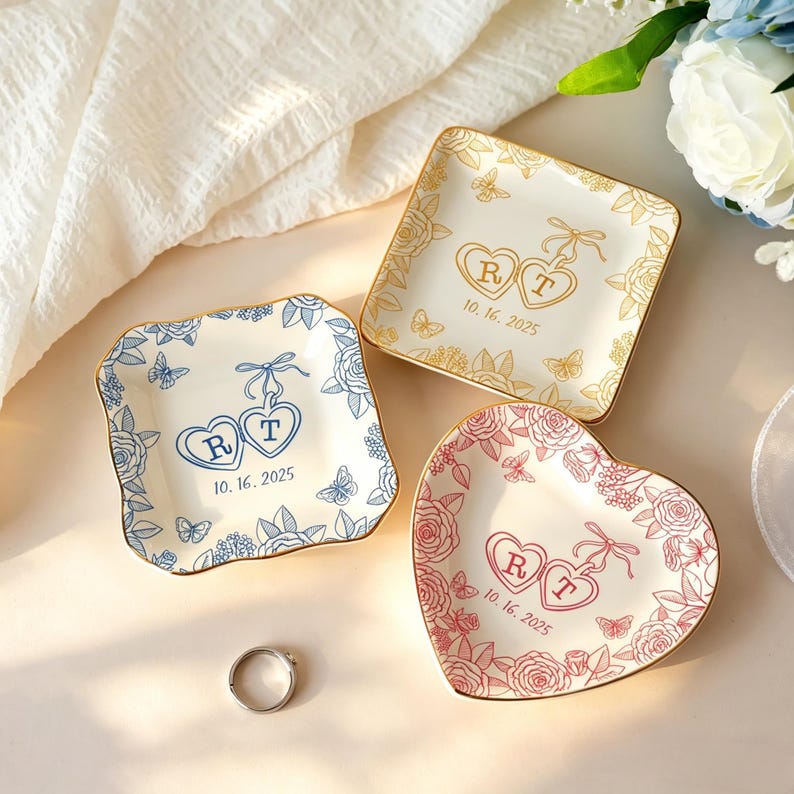 Personalisierte Verschlossene Ringschale, Verlobungsringschale, Hochzeitsgeschenk für paar, Toile De Jouy Ringschale, Geschenk für sie, handgemachter Ringhalter Bild 1