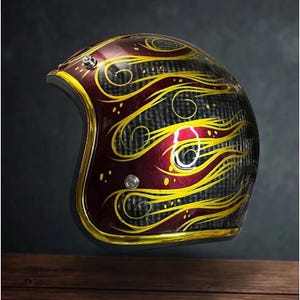 Puede incluir: Casco de moto burdeos con diseños de llamas amarillas. El casco tiene un borde dorado y una base oscura y texturizada. El diseño es simétrico y llamativo. Un accesorio elegante para motoristas.