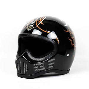 Könnte beinhalten: Glänzend schwarzer Motorradhelm mit orangefarbenen und weißen Flammenmustern. Der Helm hat eine quadratische Visieröffnung und einen belüfteten Kinnschutz. Das Markenlogo "SBC" ist sichtbar.